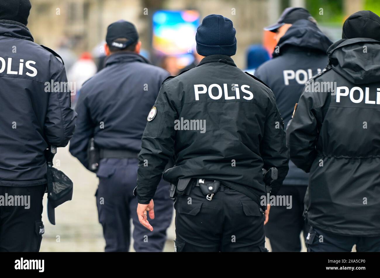 Groupe de policiers turcs se rendant dans une rue d'Istanbul en Turquie Banque D'Images