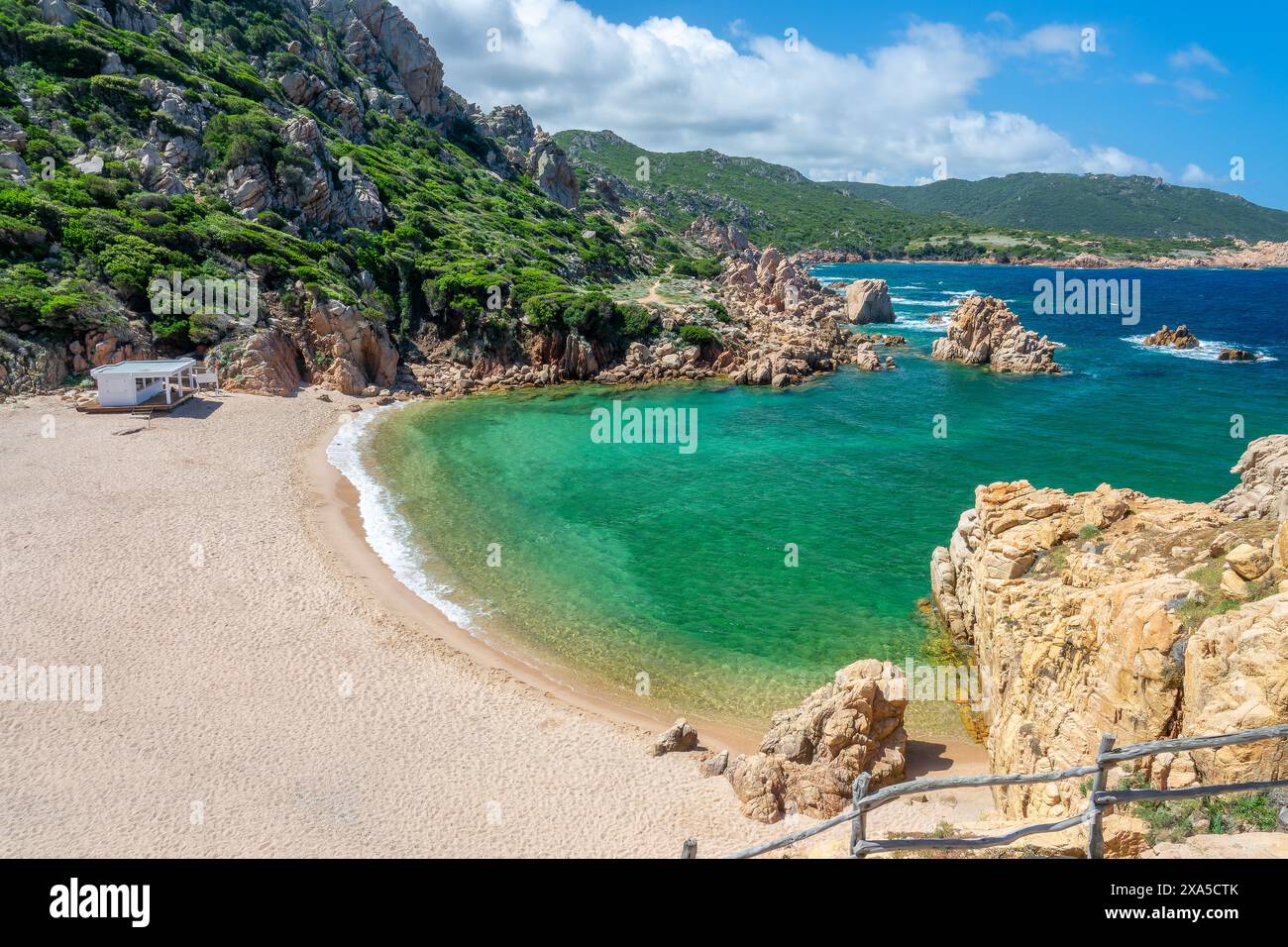 Vue sur la plage de sable de Cala Li Cossi, crique pittoresque sur la côte méditerranéenne et la mer avec de beaux rochers dans l'eau claire à Costa Paradiso, Sardaigne lan Banque D'Images