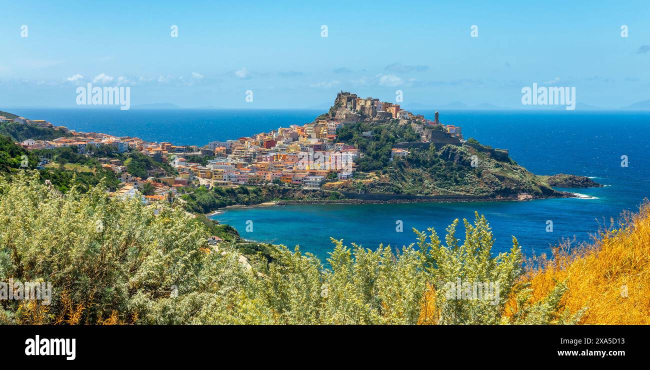 Vue panoramique sur le vieux village médiéval coloré de Castelsardo près de Sassari, Sardaigne, Italie Banque D'Images