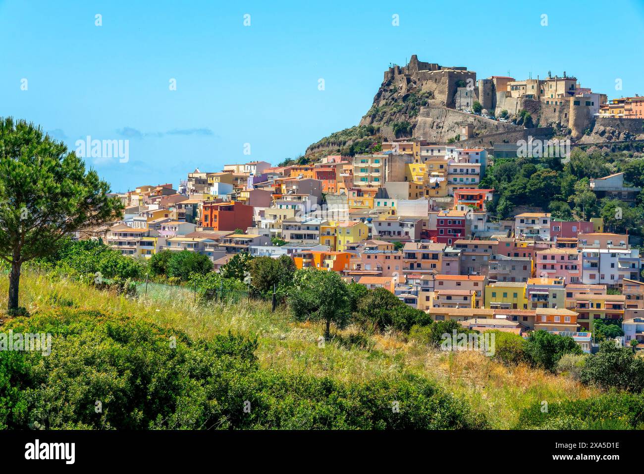 Vue sur le vieux village médiéval coloré de Castelsardo près de Sassari, Sardaigne, Italie Banque D'Images