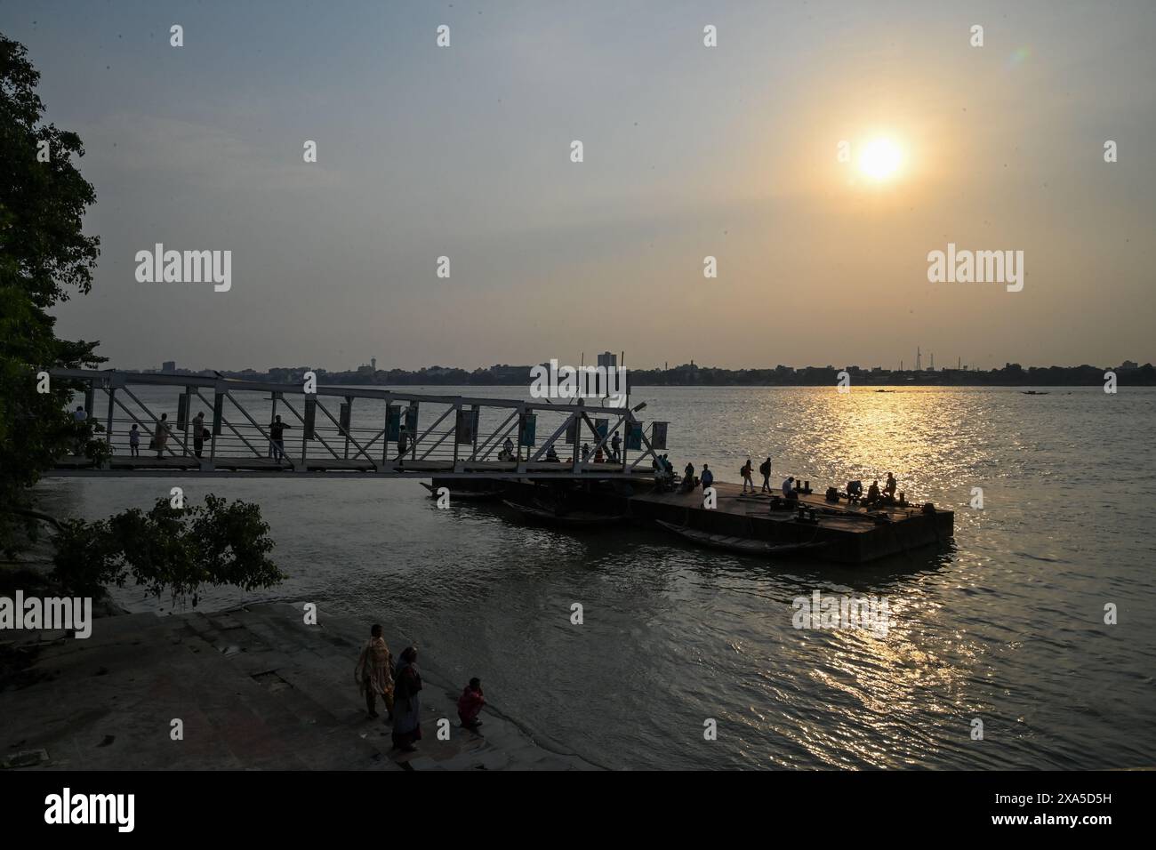 Kolkata, Inde. 3 juin 2024. Les navetteurs quotidiens attendent un ferry au lancement du ghat au coucher du soleil avant le dépouillement final des élections générales (Lok-SABHA) en Inde. Banque D'Images