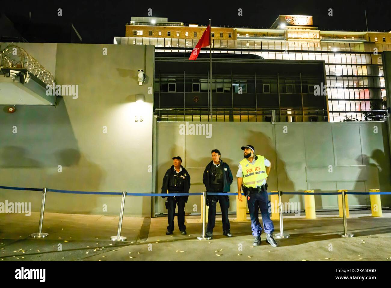 Sydney, Australie. 04 juin 2024. Des policiers ont vu garder la porte avant du consulat général chinois pendant la manifestation. Les manifestants se sont rassemblés pour une manifestation devant le consulat général de Chine à Sydney le 4 juin pour commémorer le 35e anniversaire du massacre de la place Tiananmen et le mouvement démocratique chinois de 89. Les manifestants ont accusé le gouvernement chinois d'avoir commis des atrocités contre des personnes en Chine continentale, au Tibet, à Hong Kong et au Turkestan oriental, et ont exigé la démission du Parti communiste chinois. Crédit : SOPA images Limited/Alamy Live News Banque D'Images