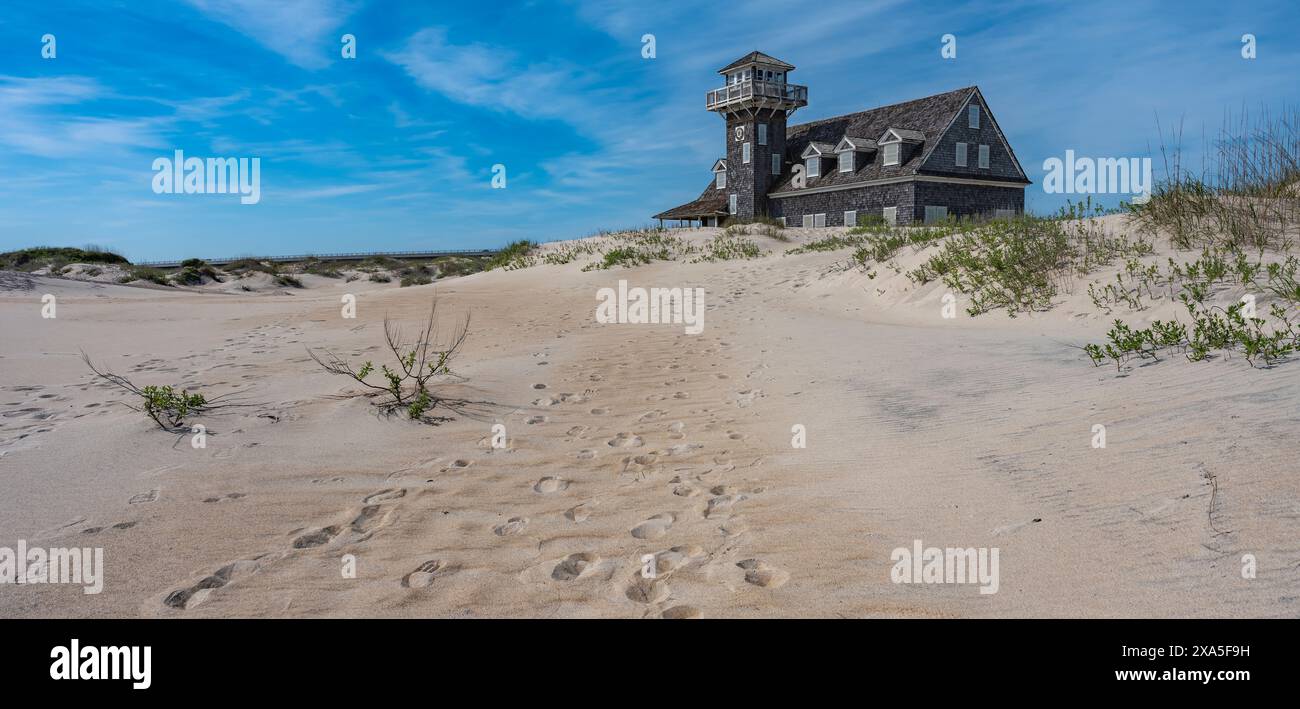 Une structure vieillie près de la rive sablonneuse dans Cape Hatteras National Seashore Banque D'Images