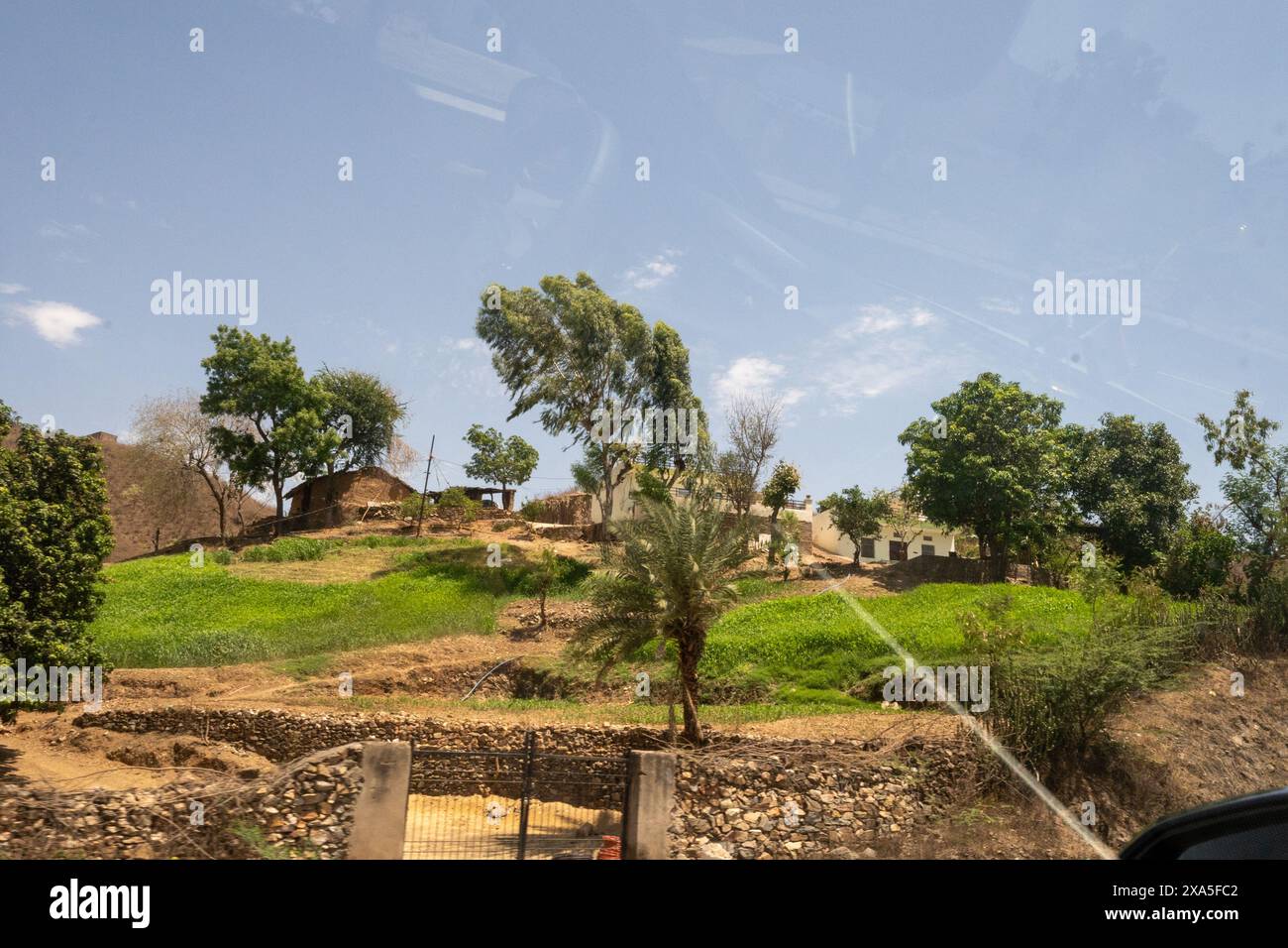 Une vue panoramique d'un champ ouvert à travers une fenêtre de voiture Banque D'Images