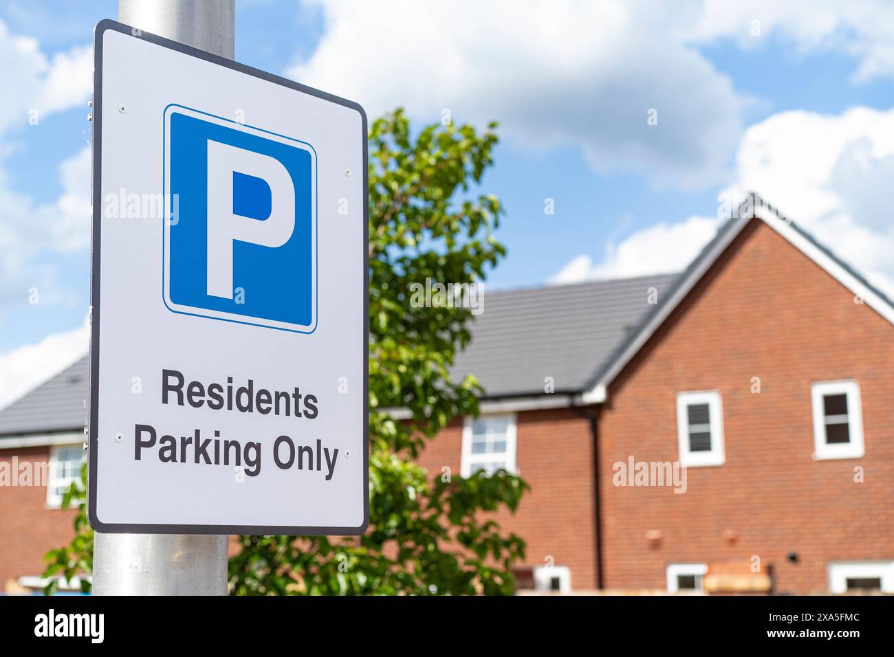 Gros plan d'un panneau Residents parking Only sur un nouveau développement immobilier Barratt Homes, Midlands, Royaume-Uni. Banque D'Images