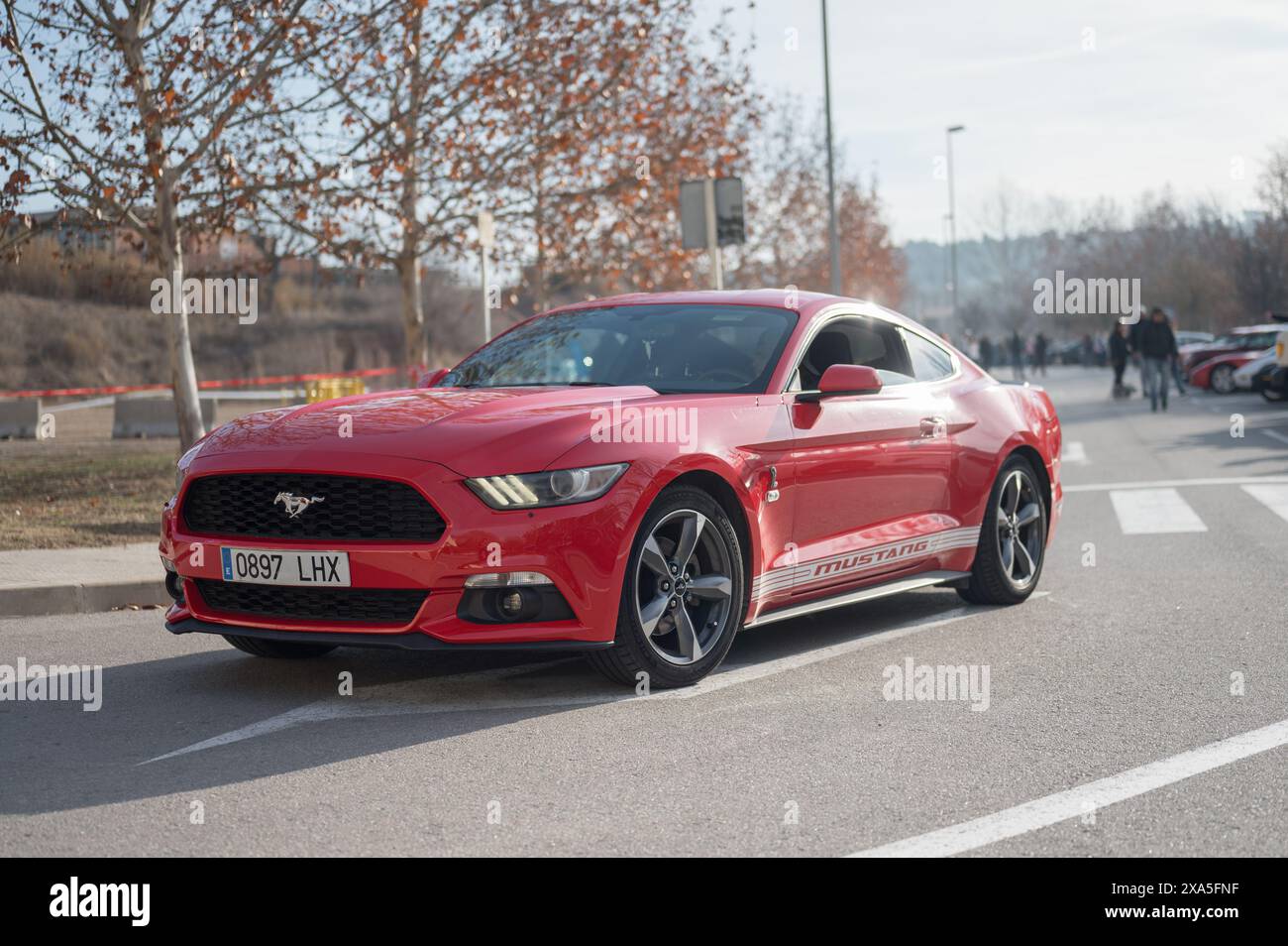 Une voiture américaine moderne Ford Mustang de la sixième génération de couleur rouge Banque D'Images