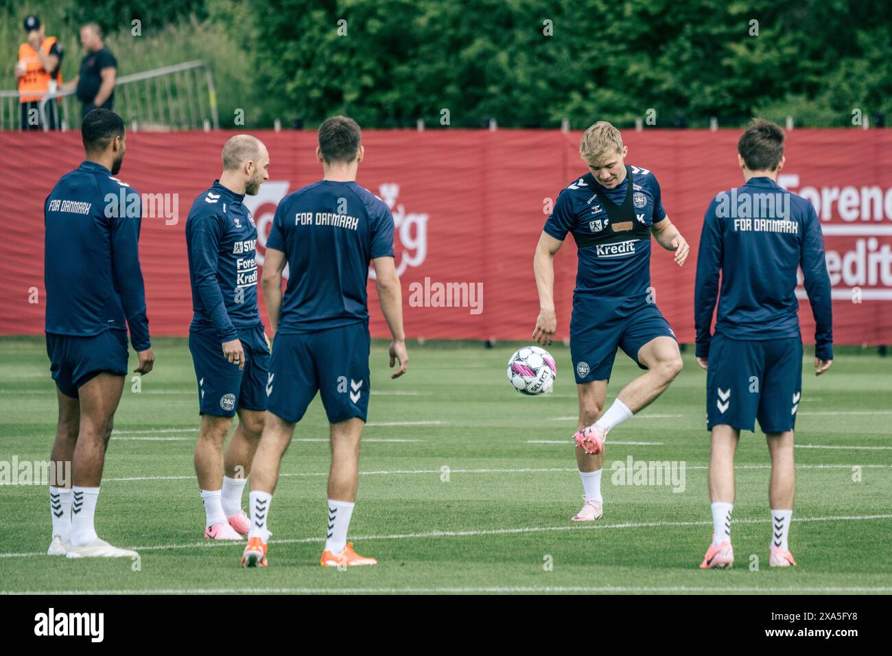 Elsinore, Danemark. 04 juin 2024. Avec le ballon : Rasmus Hoejlund lors de l'entraînement avec l'équipe nationale de football à Helsingoer mardi 4 juin 2024. Le Danemark jouera dans le groupe C lors de la finale de l'EM 2024. (Photo : Thomas Traasdahl/Scanpix 2024) crédit : Ritzau/Alamy Live News Banque D'Images