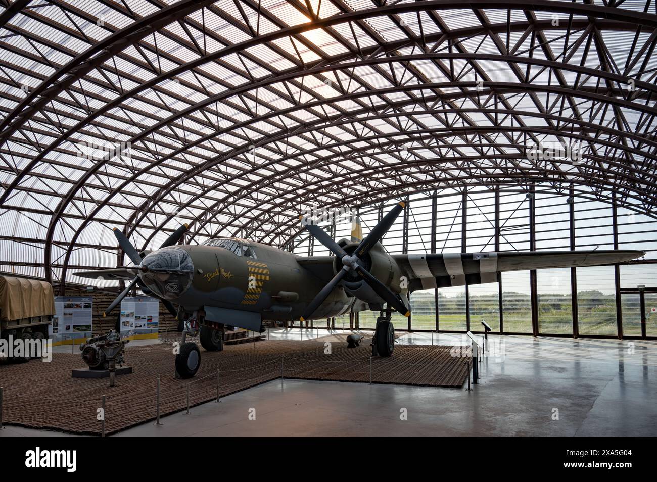 Le vieux bombardier Glenn L. Martin Company modèle B-26 Marauder de la seconde Guerre mondiale à l'intérieur d'un hangar Banque D'Images Le vieux bombardier Glenn L. Martin Company modèle B-26 Marauder de la seconde Guerre mondiale à l'intérieur d'un hangar Banque D'Images