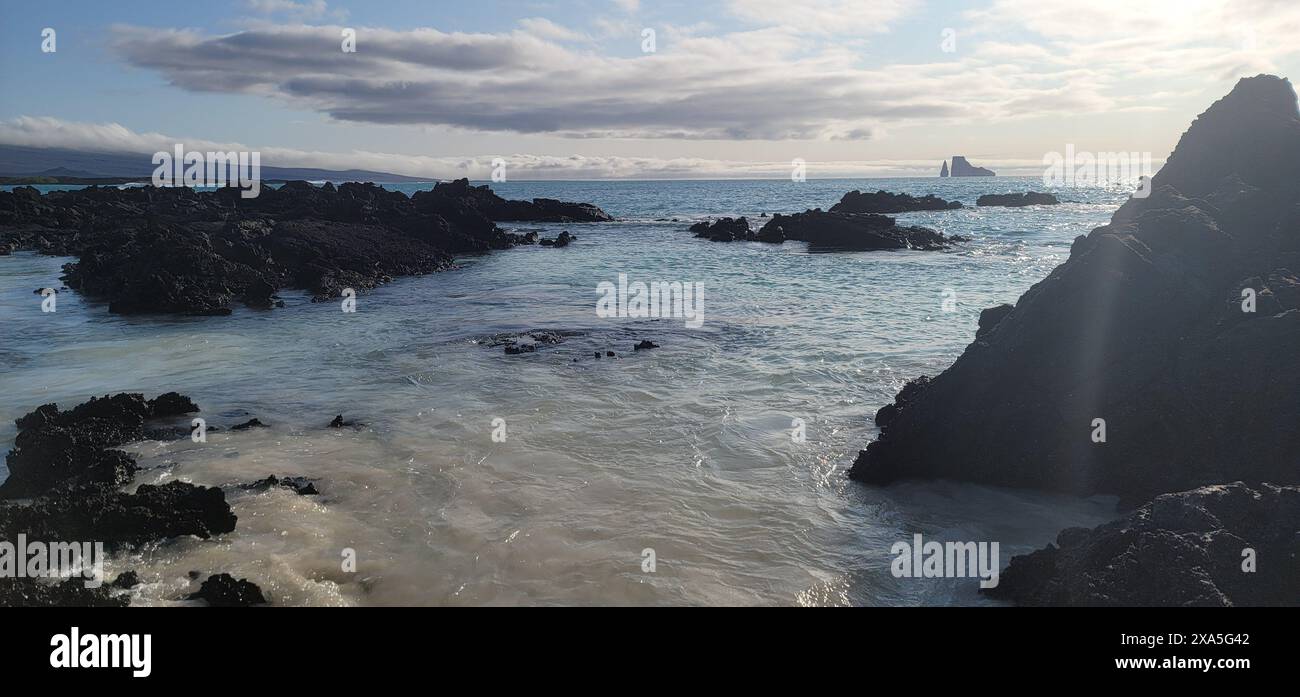 Les vagues de l'océan s'écrasant sur les rochers au bord de la plage. Banque D'Images