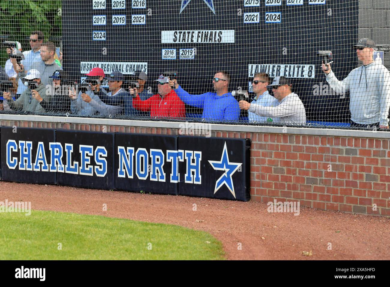 St, Charles, Illinois, États-Unis. De multiples coups représentant des équipes de la Ligue majeure de baseball pointent leurs canons radar sur un terrain lancé par un prospect. Banque D'Images