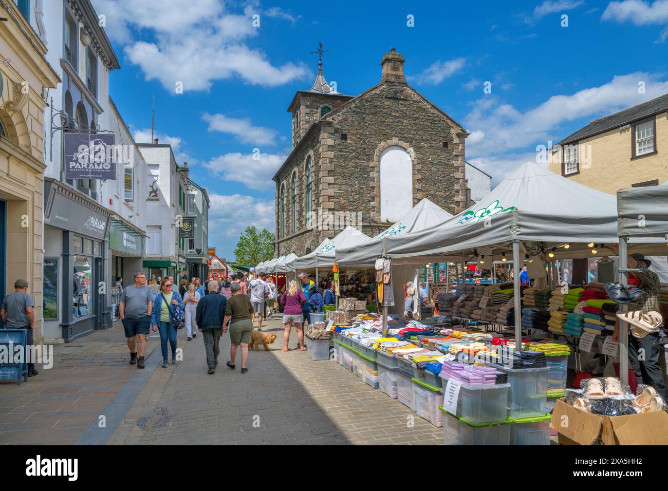 Moot Hall sur la place du marché avec les étals du marché du samedi, rue principale, Keswick, Lake District, Cumbria, ROYAUME-UNI Banque D'Images