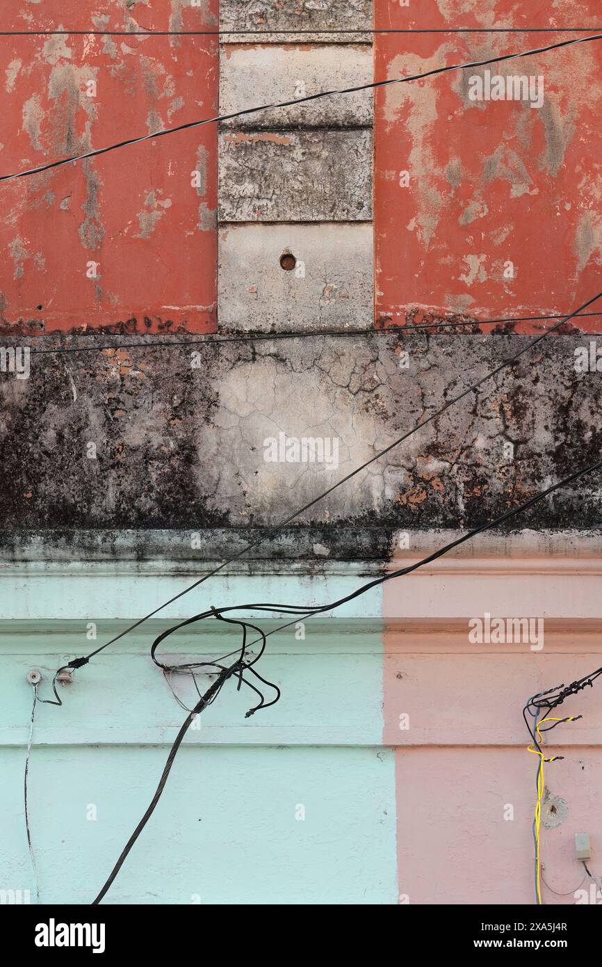 353 Coloriste maison mur de façade dans le centre historique de la ville, restauré mais en grande partie ébréché, peint dans une combinaison de couleurs frappantes. Camaguey-Cuba. Banque D'Images