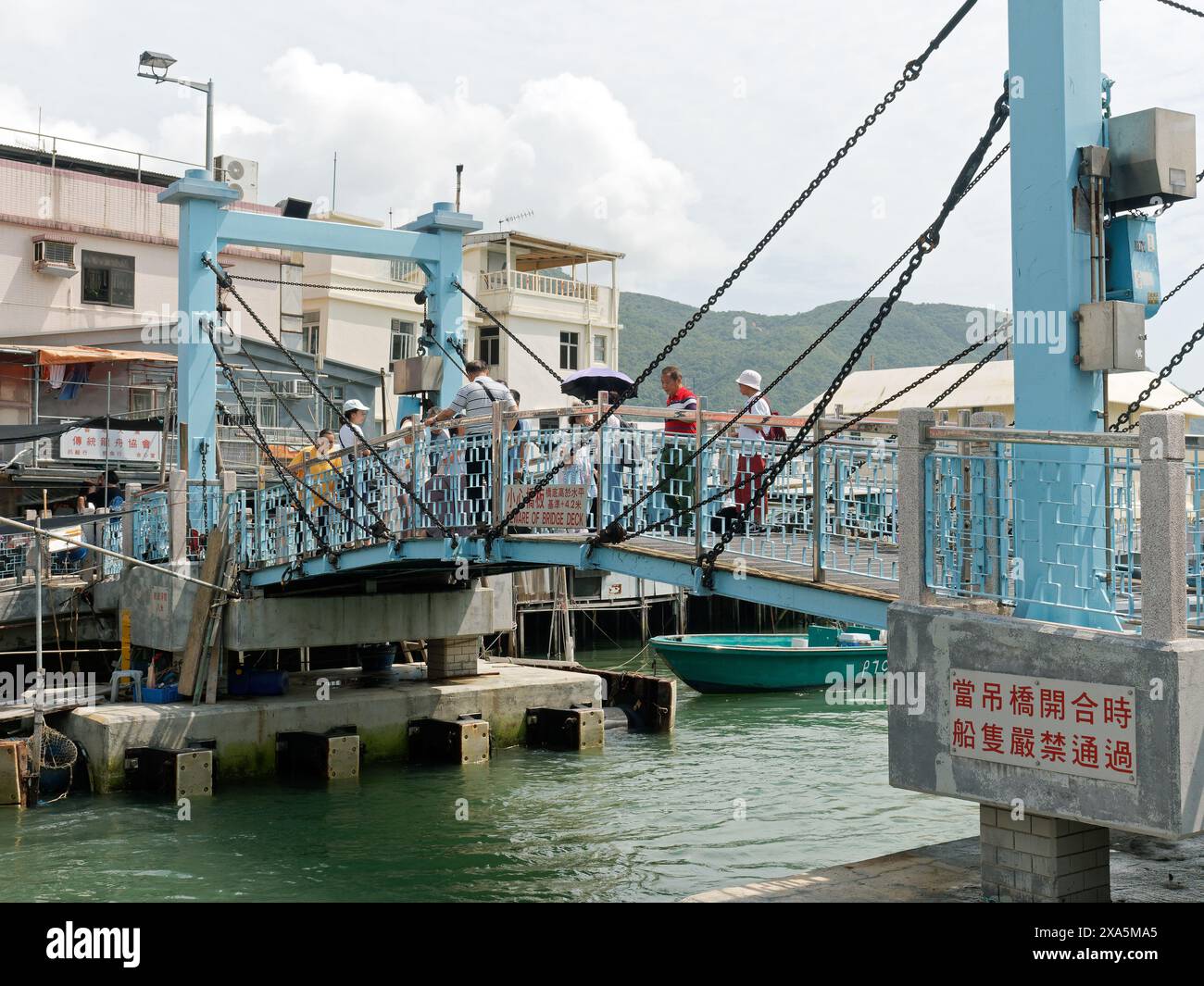 Vue sur le pont piétonnier de Tai Chung dans le village de pêcheurs historique de Tai O sur l'île de Lantau à Hong Kong Banque D'Images