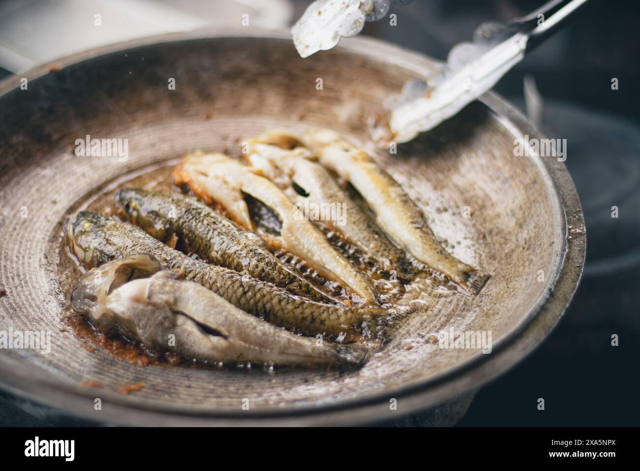 Gros plan sur le poisson bolinao frit montrant la vie quotidienne authentique philippine, la nourriture et la culture aux Philippines Banque D'Images