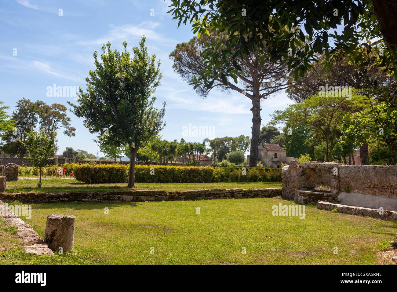 Vastes jardins d'une grande maison dans le parc de l'ancienne ville de Paestum, province de Salerne, Campanie, Italie Banque D'Images