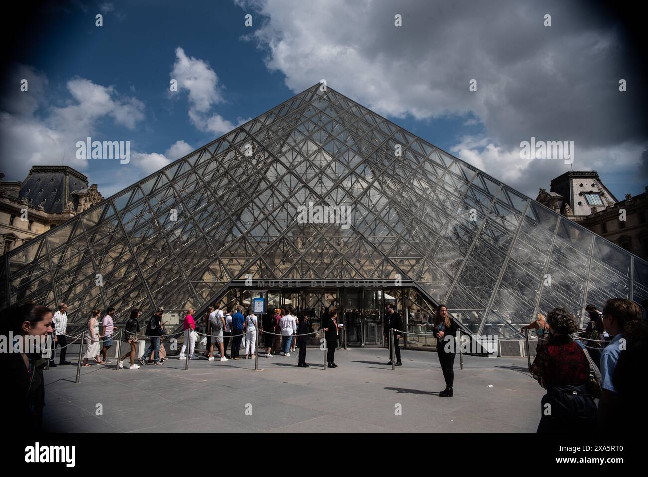 Paris, France. 04 juin 2024. La Pyramide du Louvre est montrée lors de la présentation en avant-première de l'exposition de deux tableaux volés par les nazis à la famille juive Javal pendant l'occupation, qui sont rendus à leurs héritiers grâce aux travaux de la Commission d’indemnisation des victimes d’expropriations à Paris, France, le 3 juin 2024. (Photo de Andrea Savorani Neri/NurPhoto) crédit : NurPhoto SRL/Alamy Live News Banque D'Images