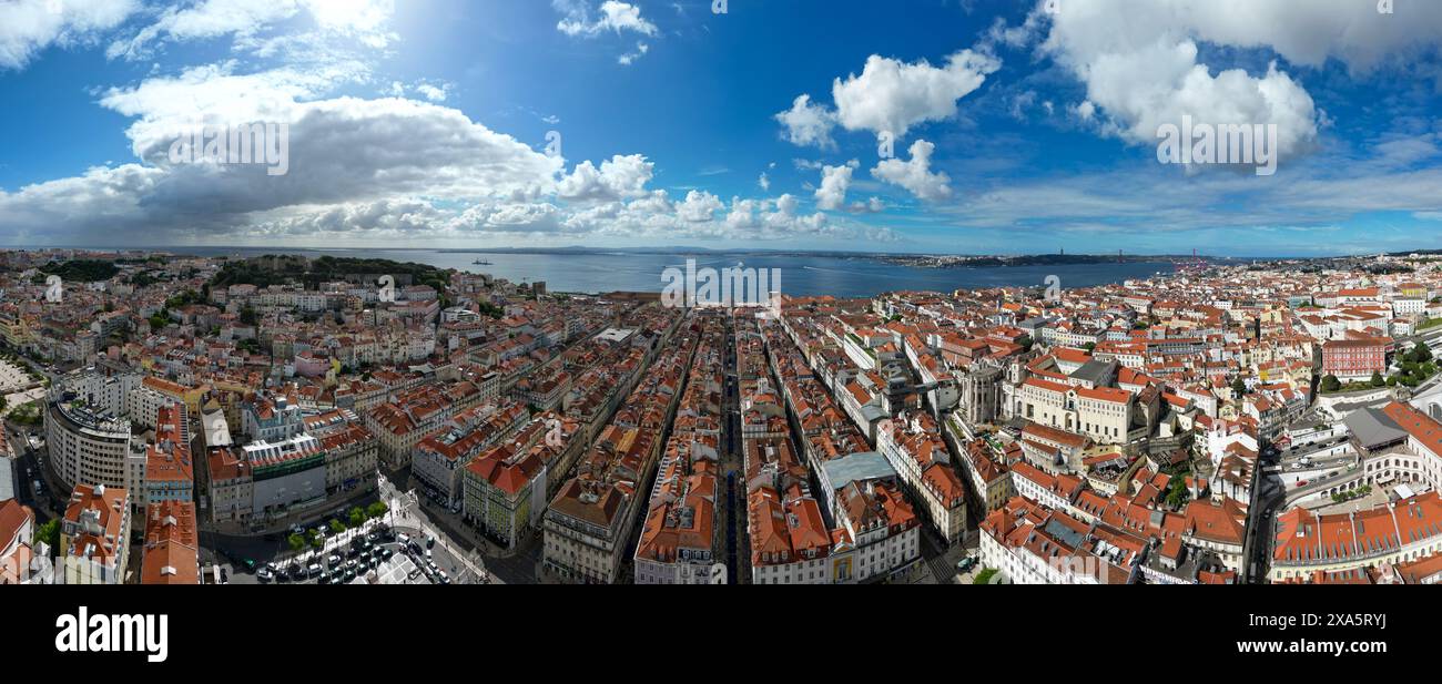 Vue panoramique du centre-ville de Lisbonne avec la rivière tejo comme arrière-plan, Lisbonne, Portugal Banque D'Images