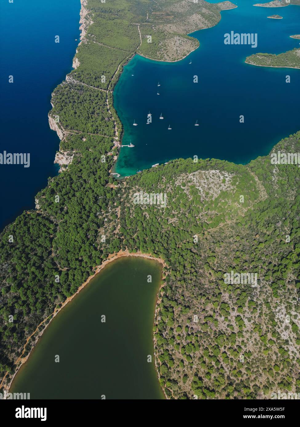 Drone vue directement d'en haut de la baie de Telascica et de la péninsule rocheuse dans le parc national, Croatie Banque D'Images