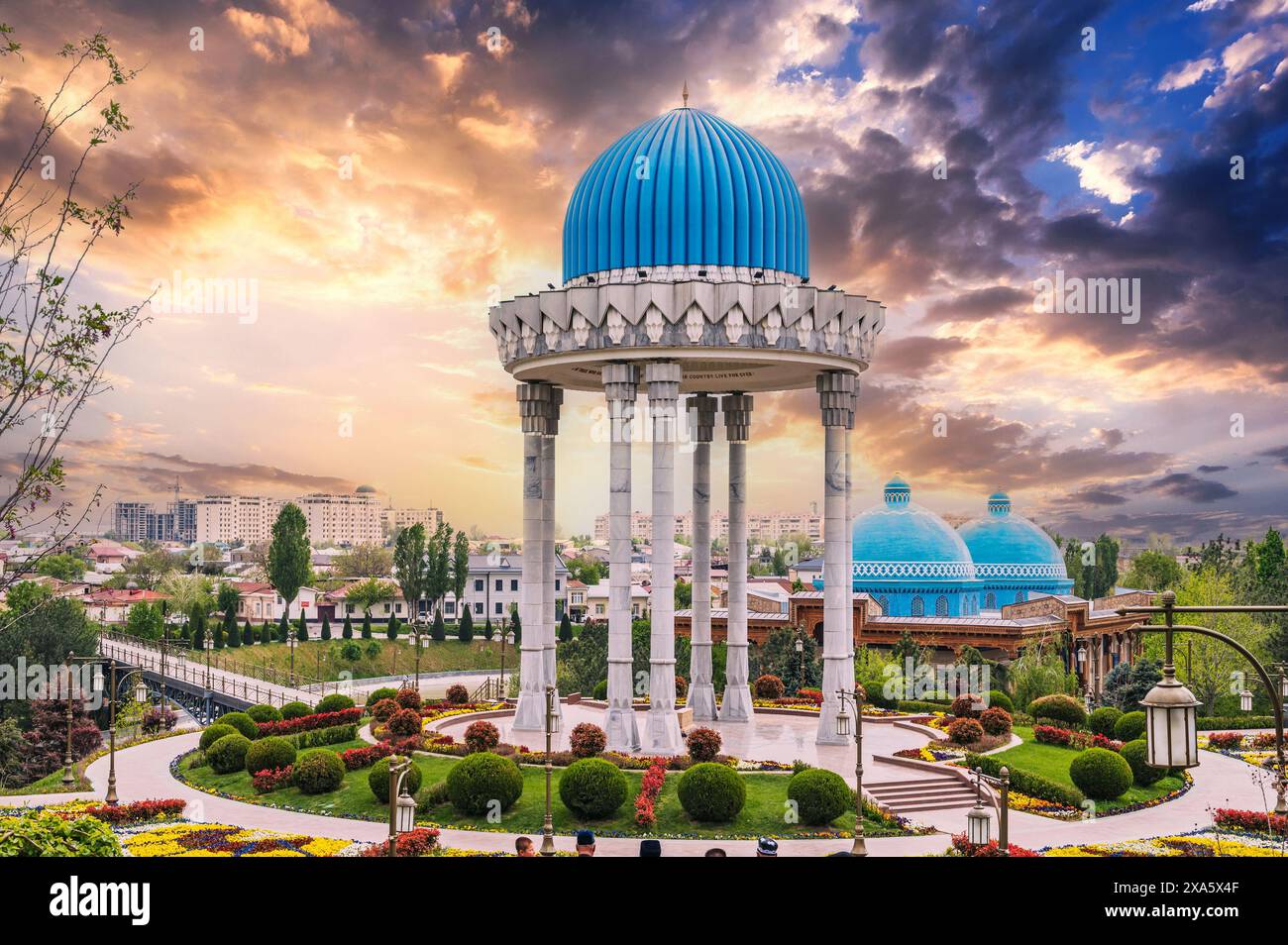Monument historique Mémorial des patriotes et Musée des victimes de la répression politique dans le parc au printemps à Tachkent en Ouzbékistan Banque D'Images