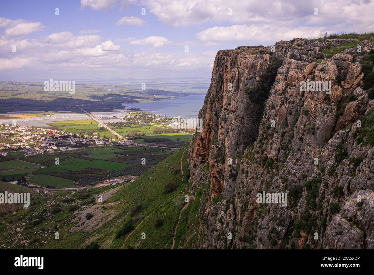 La falaise accidentée du mont Arbel offre une vue imprenable sur la mer de Galilée et le paysage environnant dans le nord d'Israël. Banque D'Images