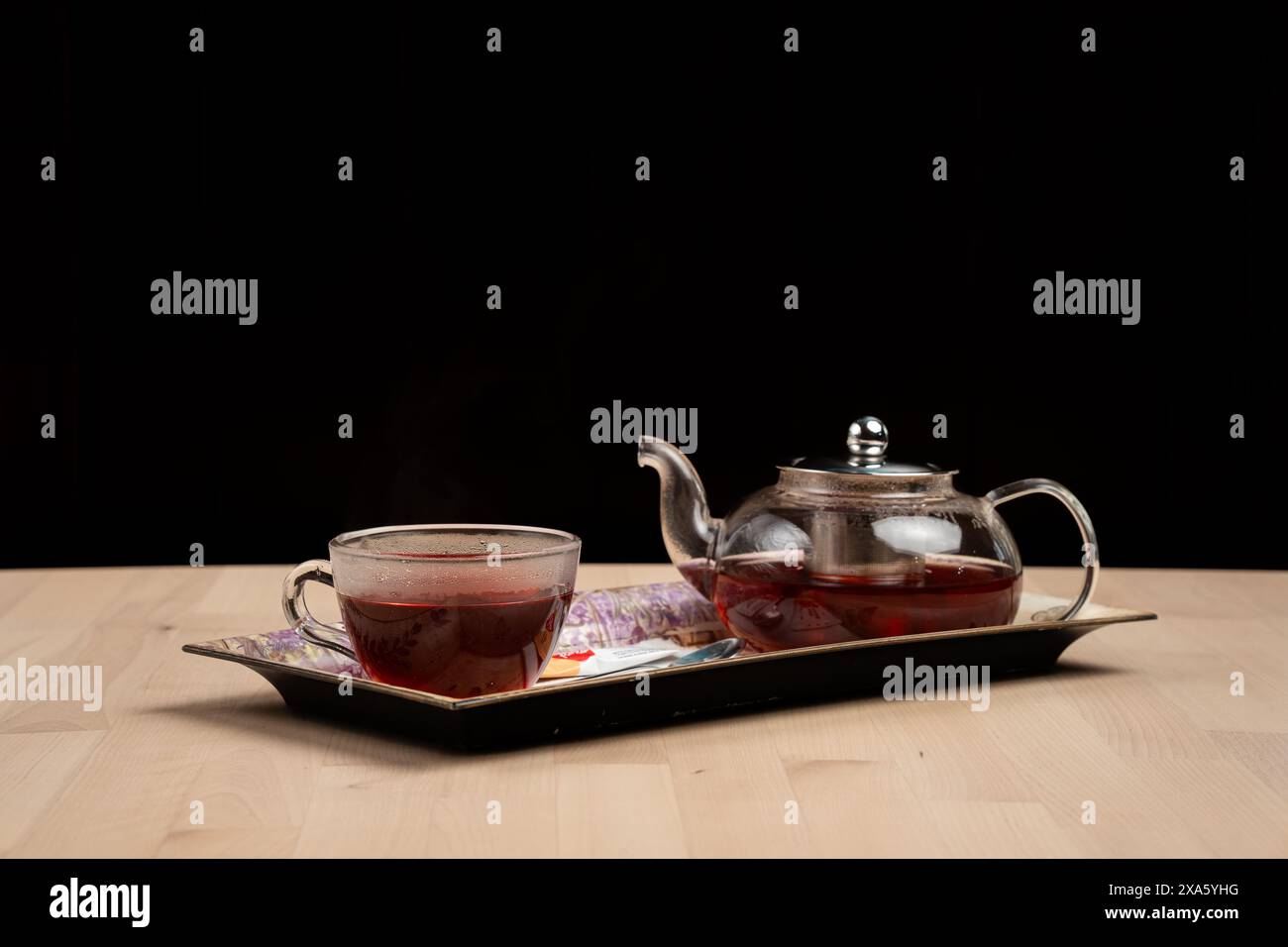 Un plateau avec une tasse de thé et une théière Banque D'Images