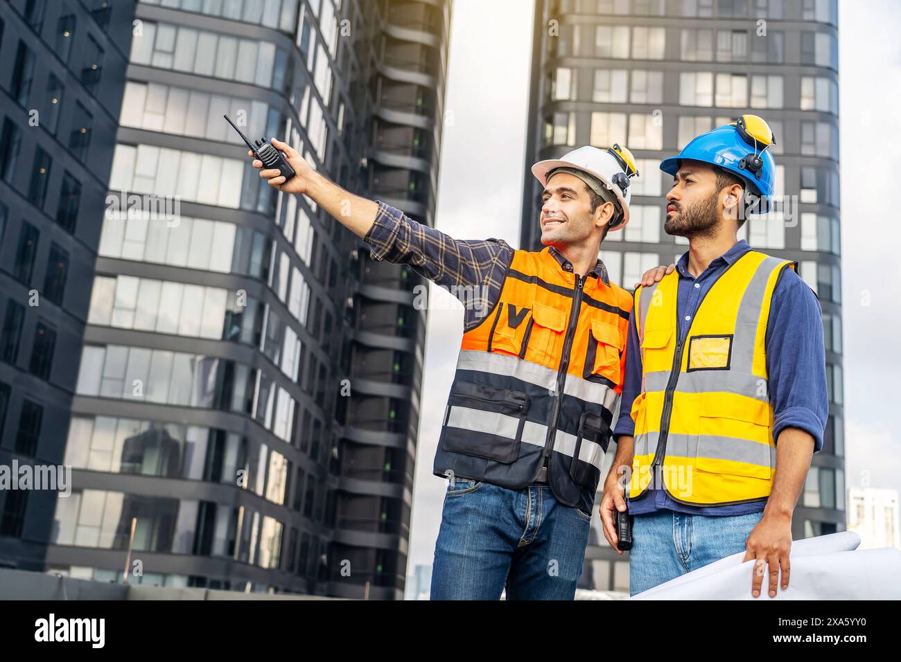 Les deux ouvriers de la construction en casques de sécurité sur un chantier de construction en Thaïlande, Bangkok Banque D'Images