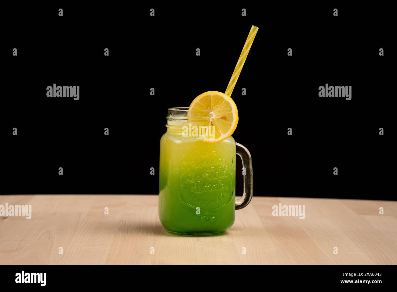 Un cocktail vert dans un pot sur une table Banque D'Images