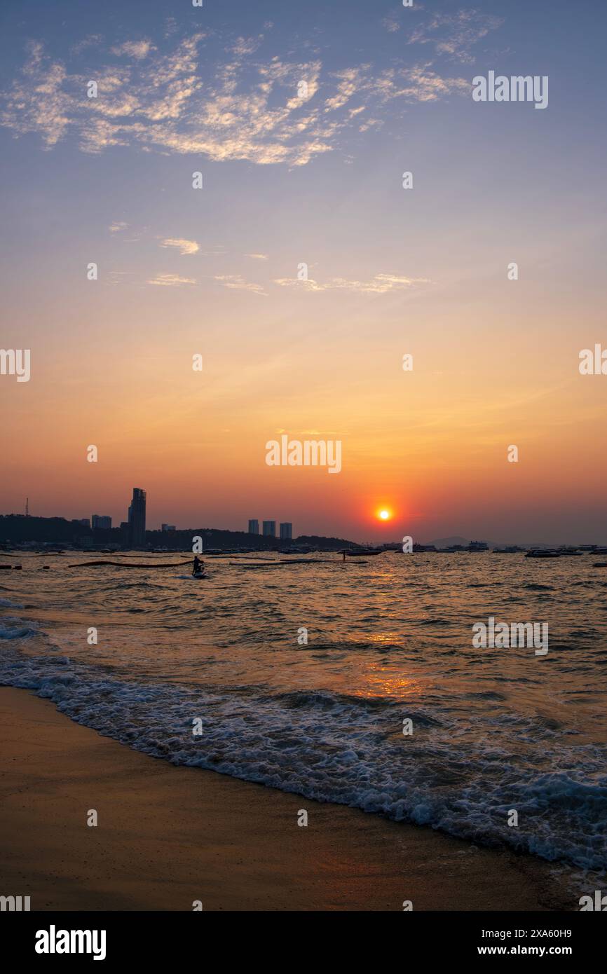 Coucher de soleil sur les vagues de l'océan à la plage Banque D'Images