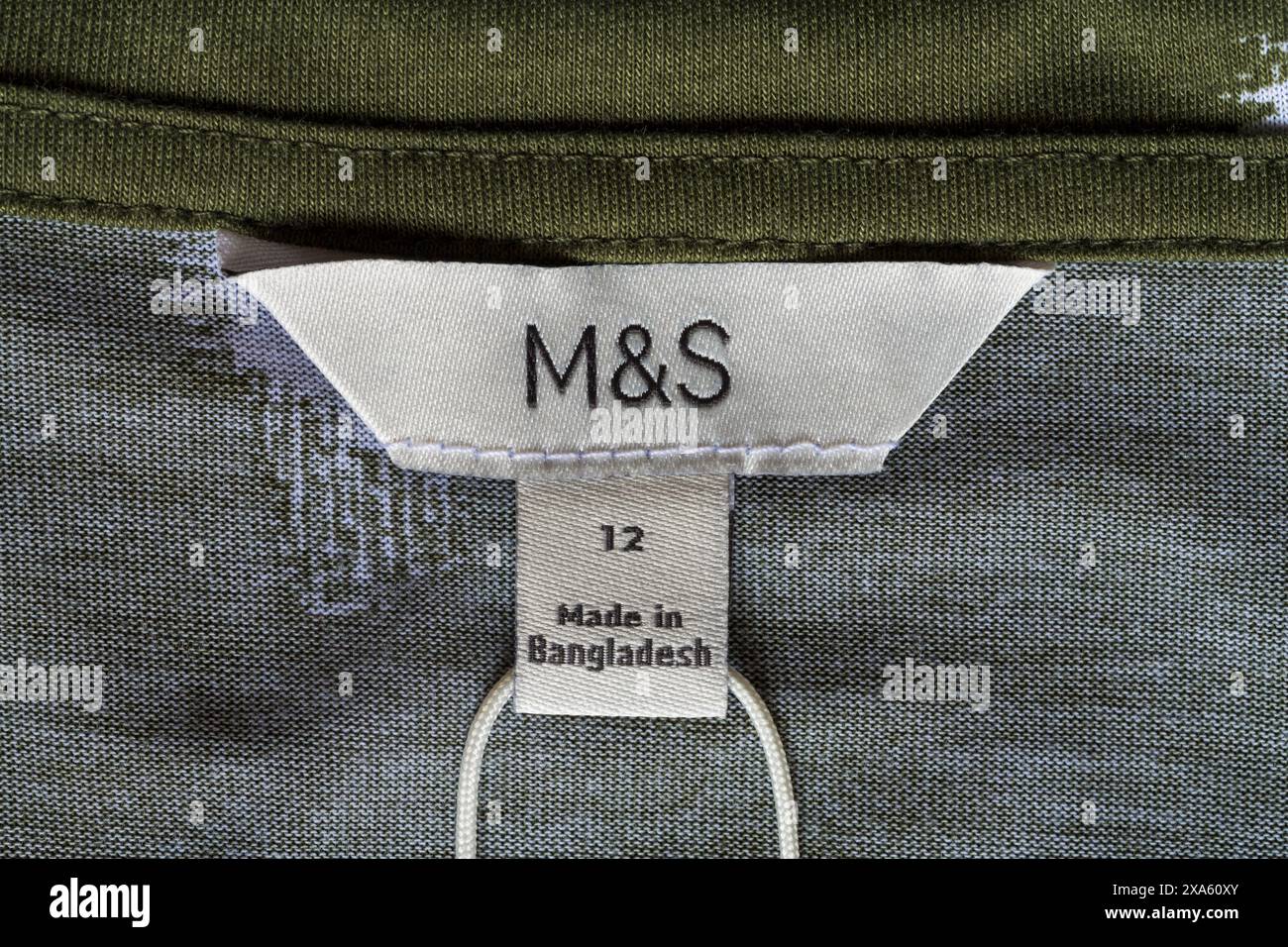 Étiquette M&S en t-shirt taille 12 fabriqué au Bangladesh - vendu au Royaume-Uni, Grande-Bretagne Banque D'Images