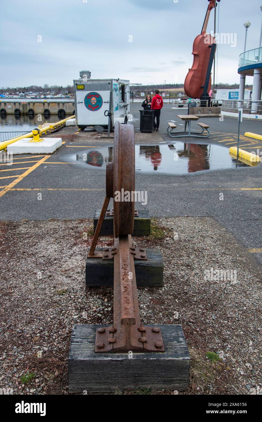 Exposition d'une roue à flasque sur un rail au bord de l'eau à Sydney, Nouvelle-Écosse, Canada Banque D'Images