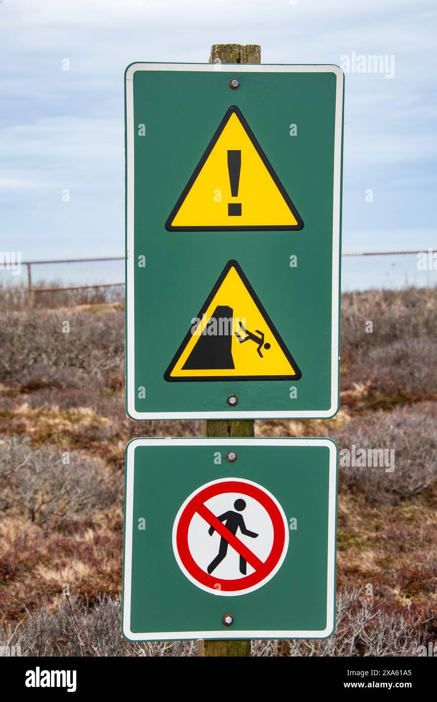 Panneau d'avertissement de falaise abrupte au lieu historique national Marconi à glace Bay, Nouvelle-Écosse, Canada Banque D'Images
