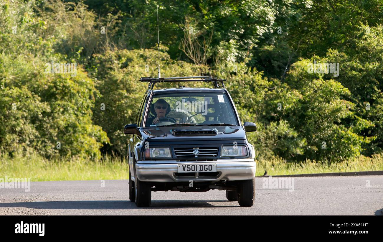 Stony Stratford, Royaume-Uni - 2 juin 2024 : 1999 Suzuki Vitara voiture conduisant sur une route de campagne britannique Banque D'Images