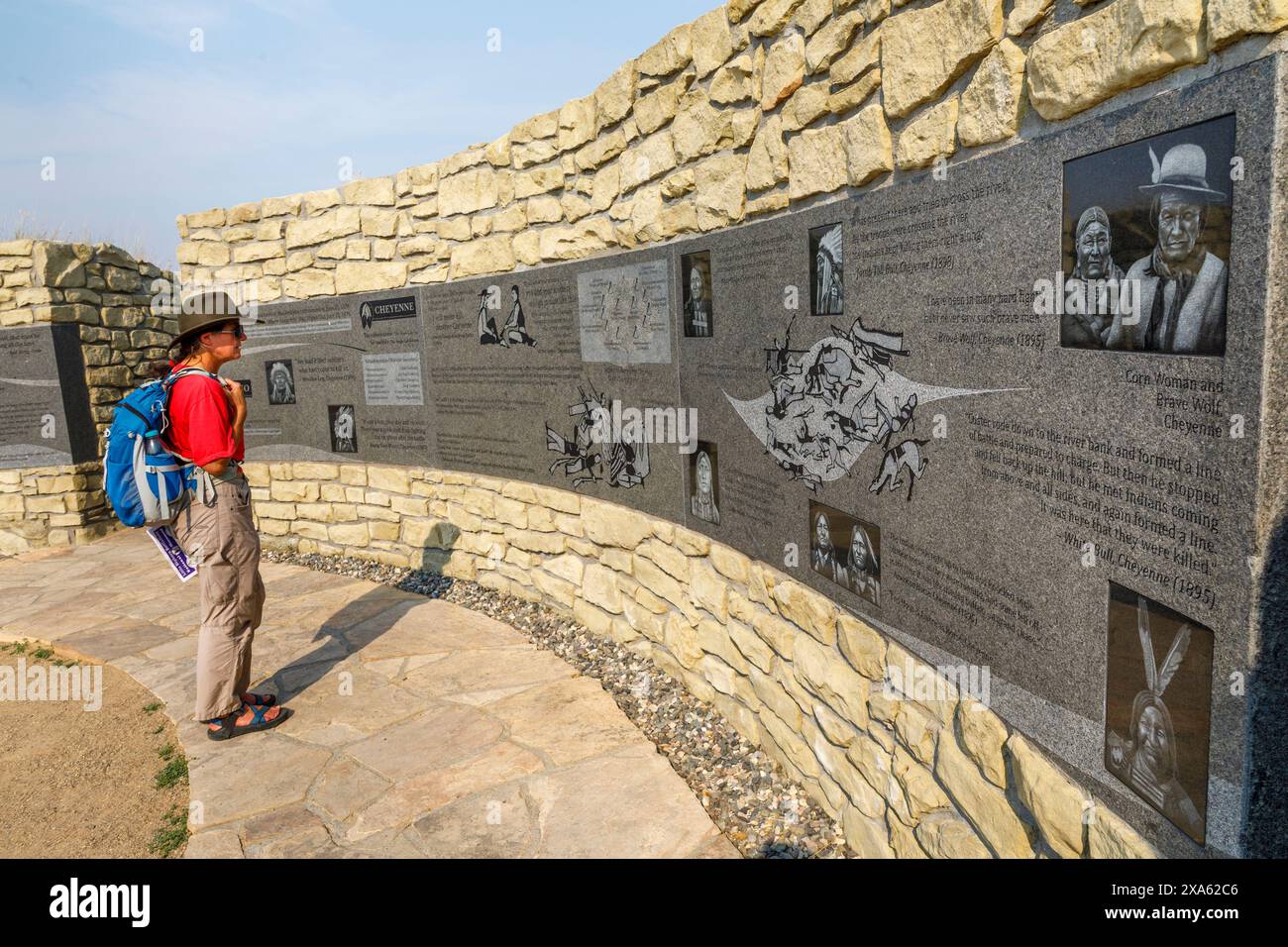 Femme amenant le mémorial aux Amérindiens au monument national de Little Bighorn Battlefield, Hardin, Montana, États-Unis Banque D'Images