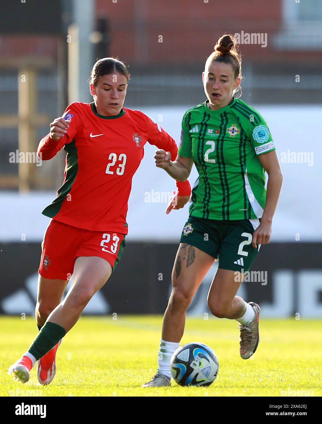 L'irlandaise Rebecca McKenna (à droite) et la portugaise Telma Encarnaçao lors du match de qualification de l'UEFA Women's Euro 2025 League B, Groupe B3 à Mourneview, Lurgan. Date de la photo : mardi 4 juin 2024. Banque D'Images