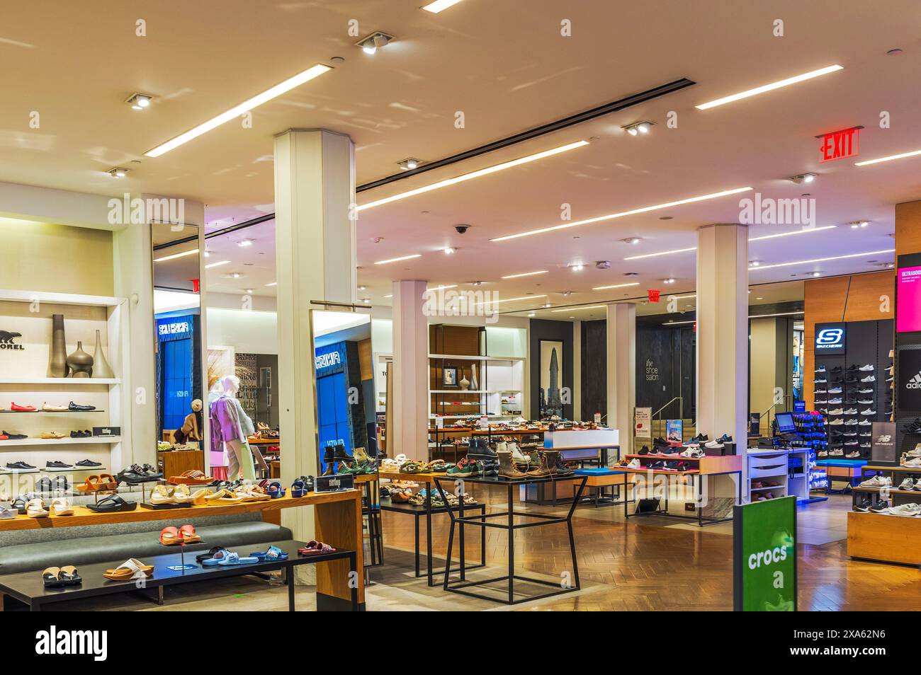Vue rapprochée de la section des baskets athlétiques Skechers dans le magasin Macy's. New York. ÉTATS-UNIS. Banque D'Images