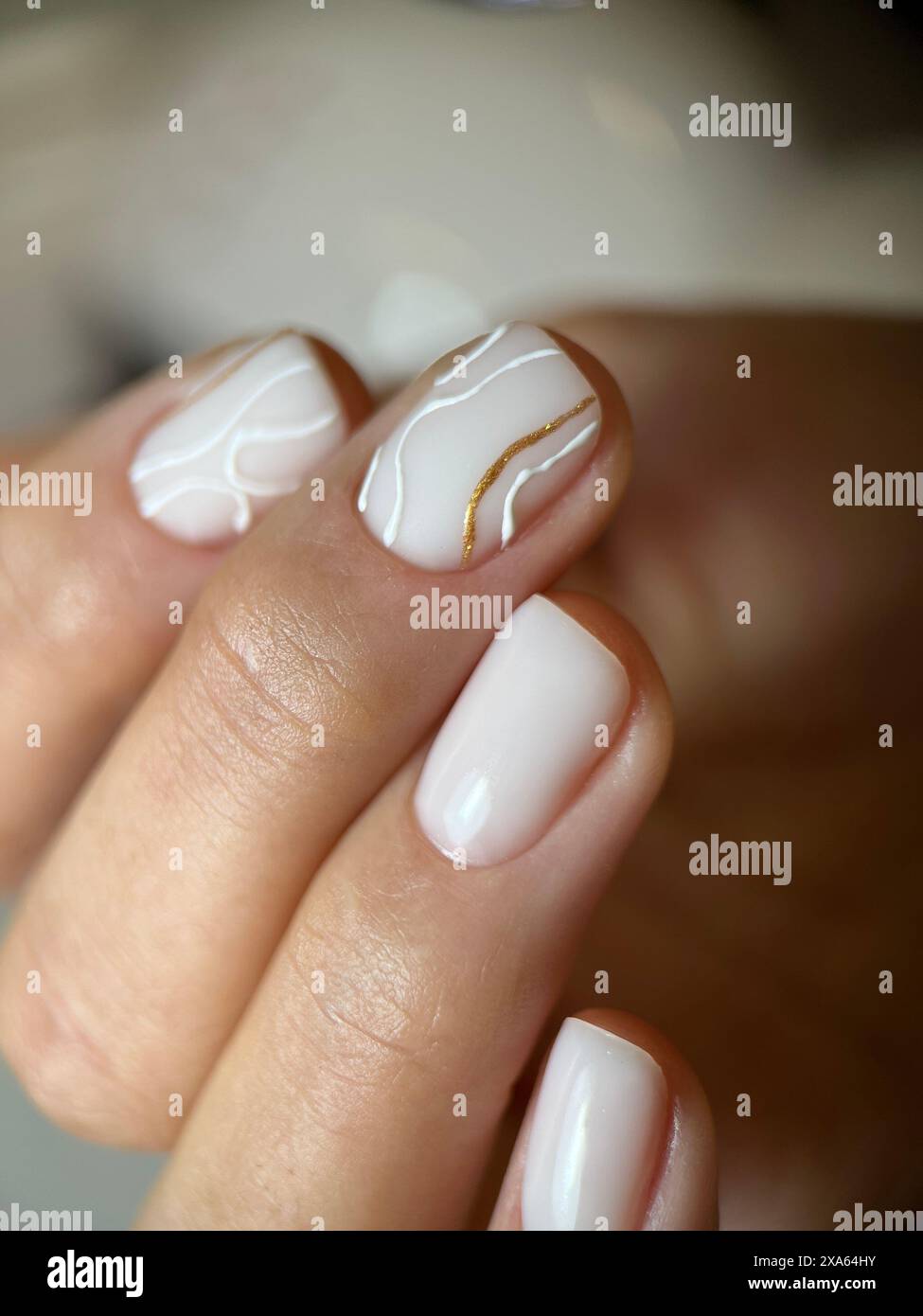 Gros plan des ongles manucurés d'une femme caucasienne Banque D'Images