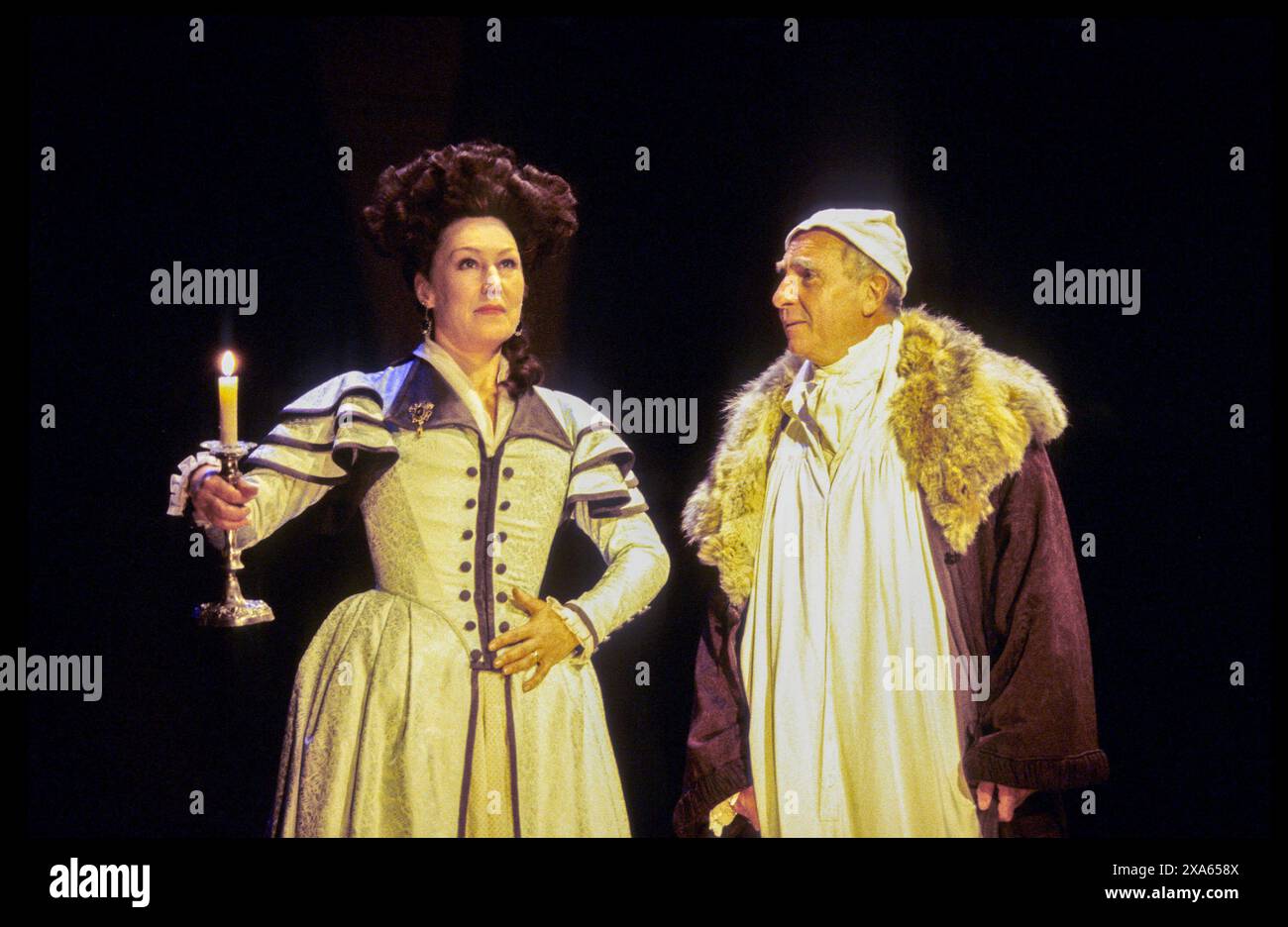 Richenda Carey (Margaret Nicholson), Nigel Hawthorne (King George III) dans LA FOLIE DE GEORGE III par Alan Bennett Any The Lyttelton Theatre, National Theatre (NT), Londres SE1 1993 design : Mark Thompson éclairage : Paul Pyant réalisateur : Nicholas Hytner Banque D'Images