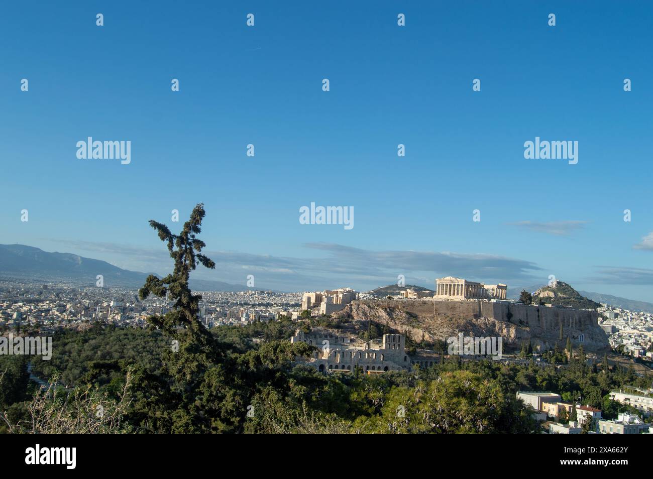 Une vue panoramique d'Athènes, Grèce avec des ruines antiques sur fond de modernité Banque D'Images Une vue panoramique d'Athènes, Grèce avec des ruines antiques sur fond de modernité Banque D'Images