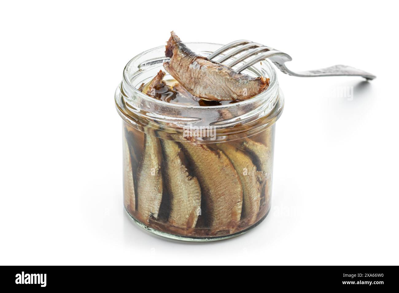 Sprats fumés dans un bocal en verre isolé sur un fond blanc Banque D'Images