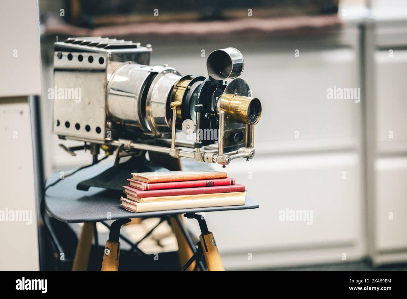 Caméra de cinéma vintage, crayons rouges et livres sur une table Banque D'Images