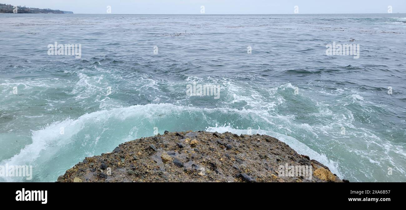 Vue des vagues de l'océan qui s'écrasent du point de vue d'un bateau Banque D'Images