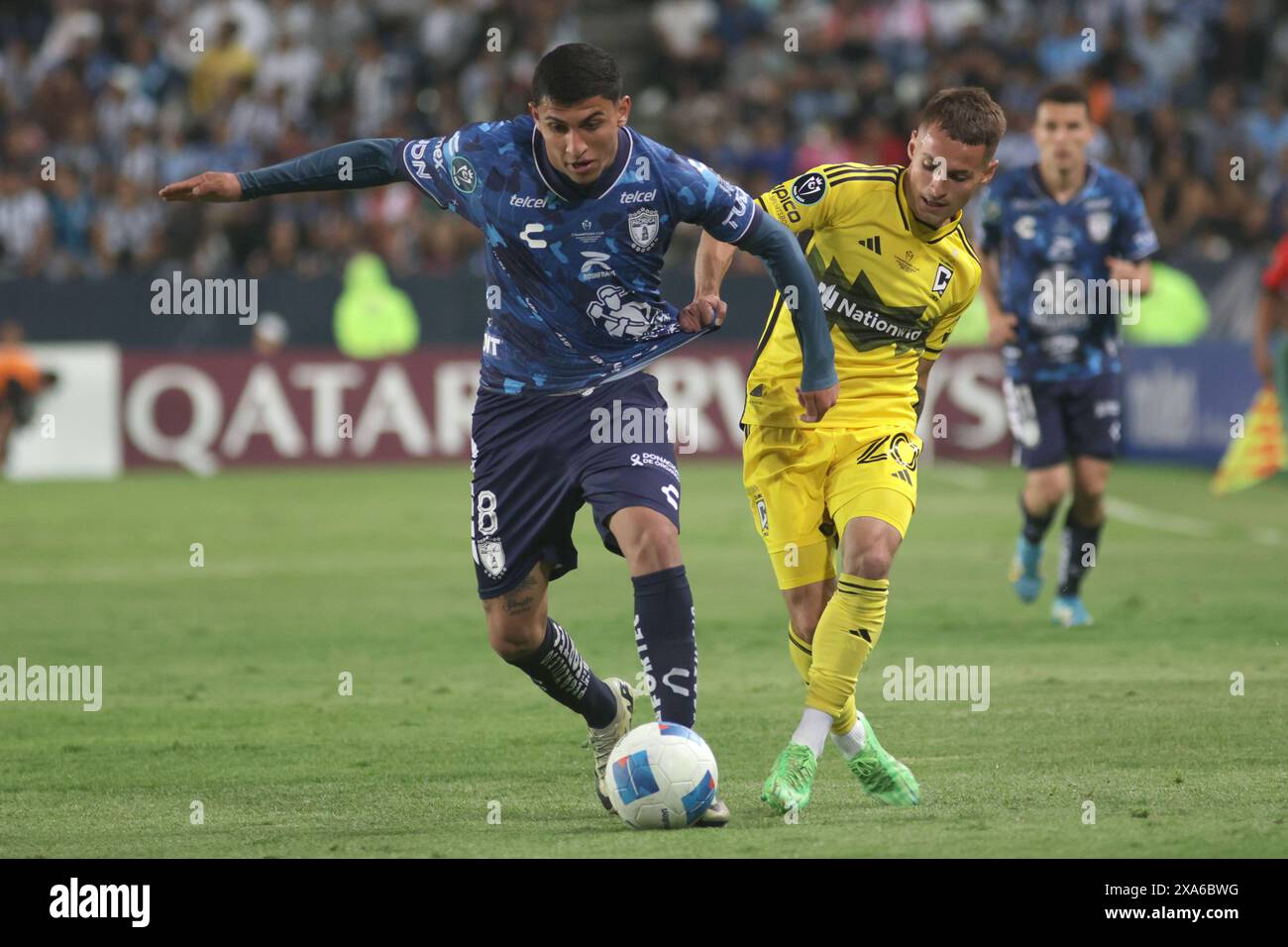 Pachuca de Soto, Mexique. 01 juin 2024. Alexandru Matan #20 de Columbus Crew et Bryan Gonzalez #8 de Pachuca se battent pour le ballon lors du match final de la CONCACAF Champions Cup 2024 entre Columbus Crew et Tuzos de Pachuca à Estadio Hidalgo. Pachuca bat Columbus Crew 3-0. Le 1er juin 2024 à Pachuca, Mexique. (Photo par Ismael Rosas / Eyepix Group / Sipa USA) crédit : Sipa USA / Alamy Live News Banque D'Images