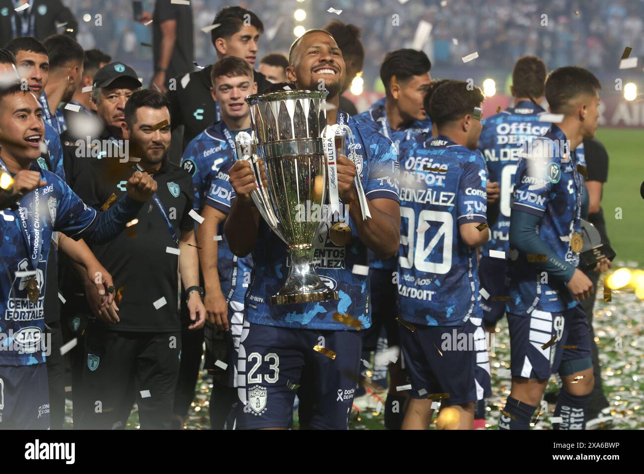 Pachuca de Soto, Mexique. 01 juin 2024. Salomon Rodon #23 de Pachuca soulève le trophée tout en célébrant après avoir remporté le match final de la Coupe des Champions de la CONCACAF 2024 entre Columbus Crew et Tuzos de Pachuca à Estadio Hidalgo. Pachuca bat Columbus Crew 3-0. Le 1er juin 2024 à Pachuca, Mexique. (Photo par Ismael Rosas / Eyepix Group / Sipa USA) crédit : Sipa USA / Alamy Live News Banque D'Images