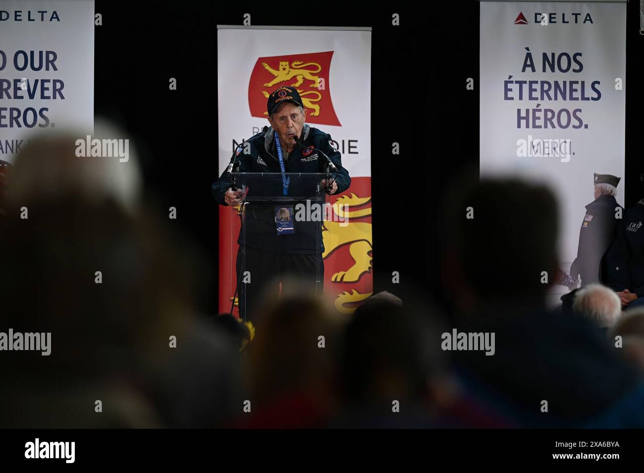 Neal McCallum, vétéran de la marine américaine et de la seconde Guerre mondiale, s'adresse à l'auditoire lors d'une cérémonie de bienvenue à Deauville, en France, le 3 juin 2024. Les militaires américains et les membres de la communauté ont accueilli les vétérans de la seconde Guerre mondiale qui sont arrivés en France pour le 80e anniversaire des célébrations du jour J. La commémoration du jour J 80 sert à honorer les sacrifices consentis il y a 80 ans par les militaires américains pour assurer la paix et la sécurité, et inspirer les générations futures à valoriser une vision collective de la paix mondiale. (Photo de l'armée américaine par le 1er sergent John Etheridge) Banque D'Images