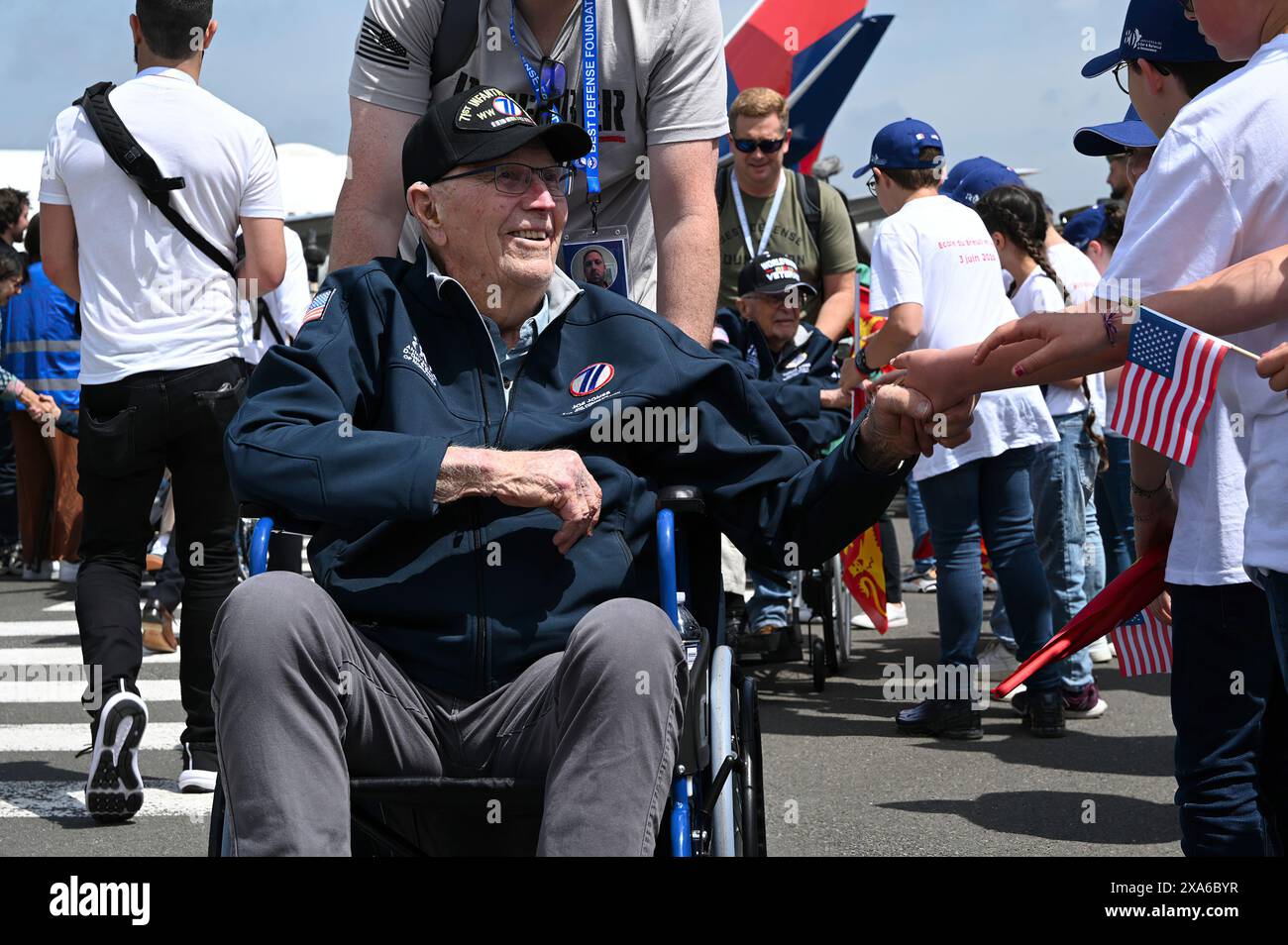 Joe Jones, vétéran américain de la seconde Guerre mondiale, serre la main à un étudiant local après son arrivée à Deauville, en France, le 3 juin 2024 pour le 80e anniversaire des célébrations du jour J. La commémoration du jour J 80 sert à honorer les sacrifices consentis il y a 80 ans par les militaires américains pour assurer la paix et la sécurité, et inspirer les générations futures à valoriser une vision collective de la paix mondiale. (Photo de l'armée américaine par le 1er sergent John Etheridge) Banque D'Images