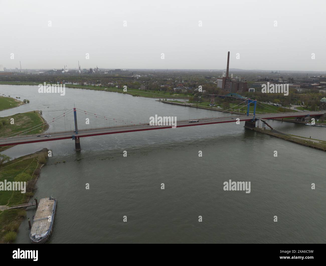 Le Friedrich-Ebert-Brucke est un pont à haubans pour la circulation routière sur le Rhin près de la ville allemande de Duisbourg. Banque D'Images