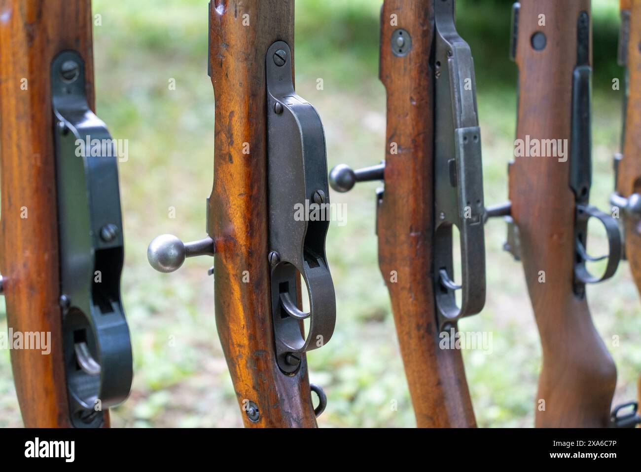 Fusils de la première et de la seconde Guerre mondiale alignés Banque D'Images