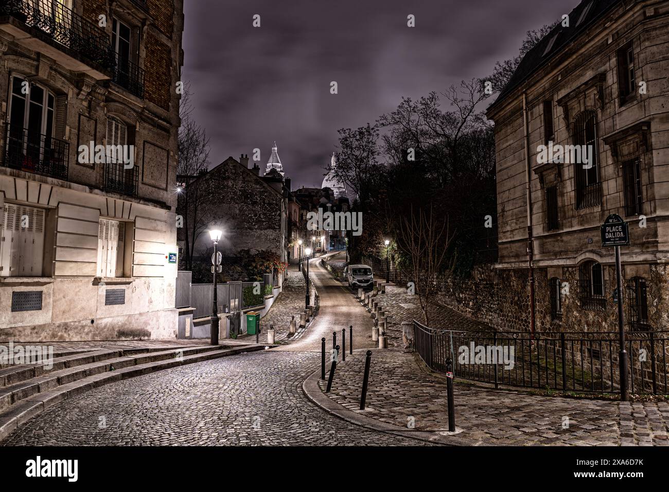 Une rue Montmartre avec l'église du Sacré coeur, Paris, France Banque D'Images