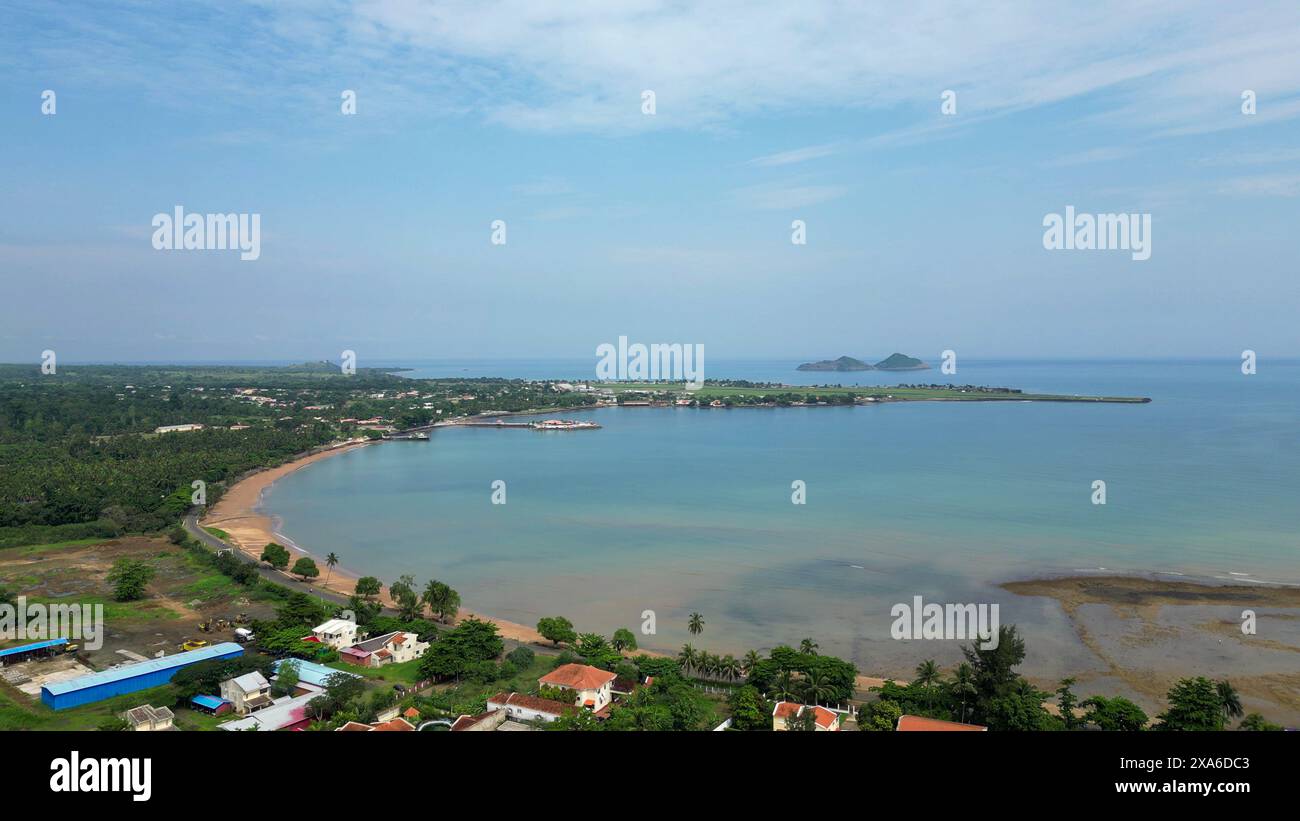 Vue aérienne d'un village côtier et de la plage avec un bâtiment central à Sao Tomé, Afrique Banque D'Images