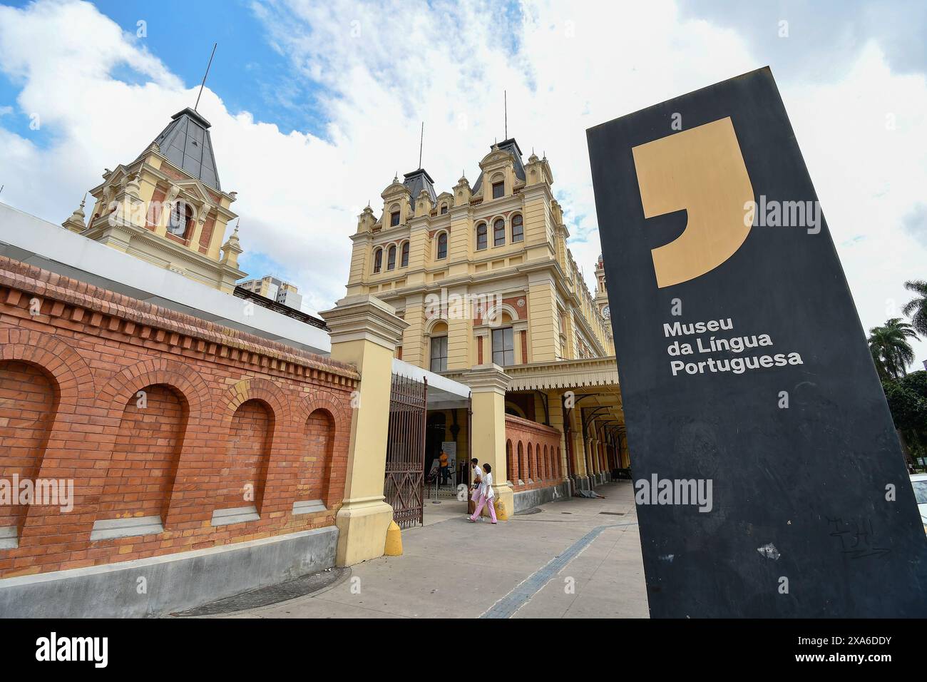 Sao Paulo, SP, Brésil - 06 avril 2024 : vue de l'extérieur du Musée de la langue portugaise à la gare de Luz. Banque D'Images